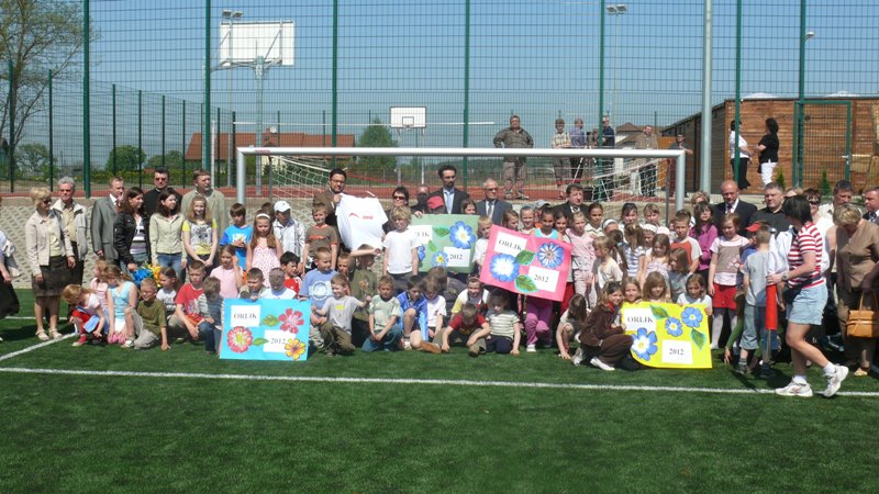 Wspólne zdjęcie na nowo wybudowanym boisku