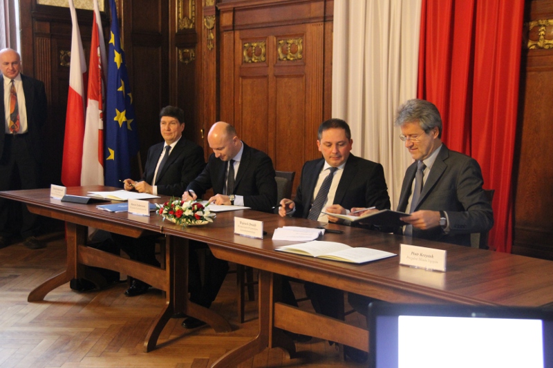 Jako pierwsi List Intencyjny podpisali: Henryk Majchrzak, Marcin Zydorowicz, Wojciech Drożdż i Piotr Mync (w kolejności od lewej).