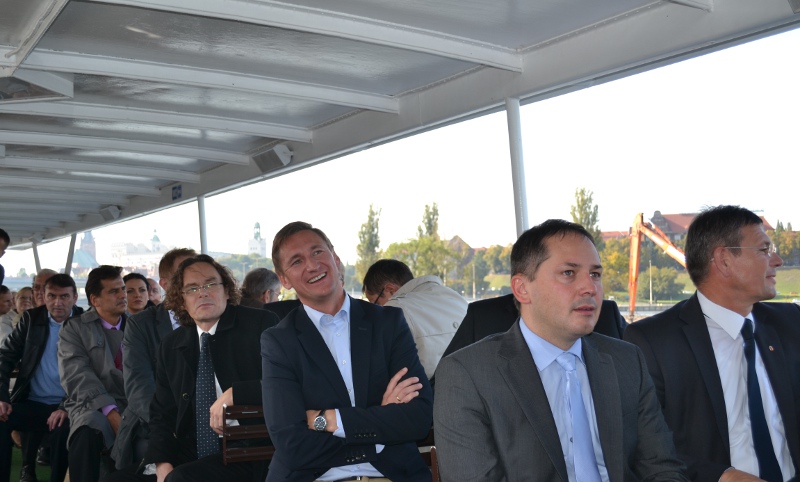 Marszałkowie Geblewicz i Drożdż na pokładzie "Odra Queen" (w środku na pierwszym planie).