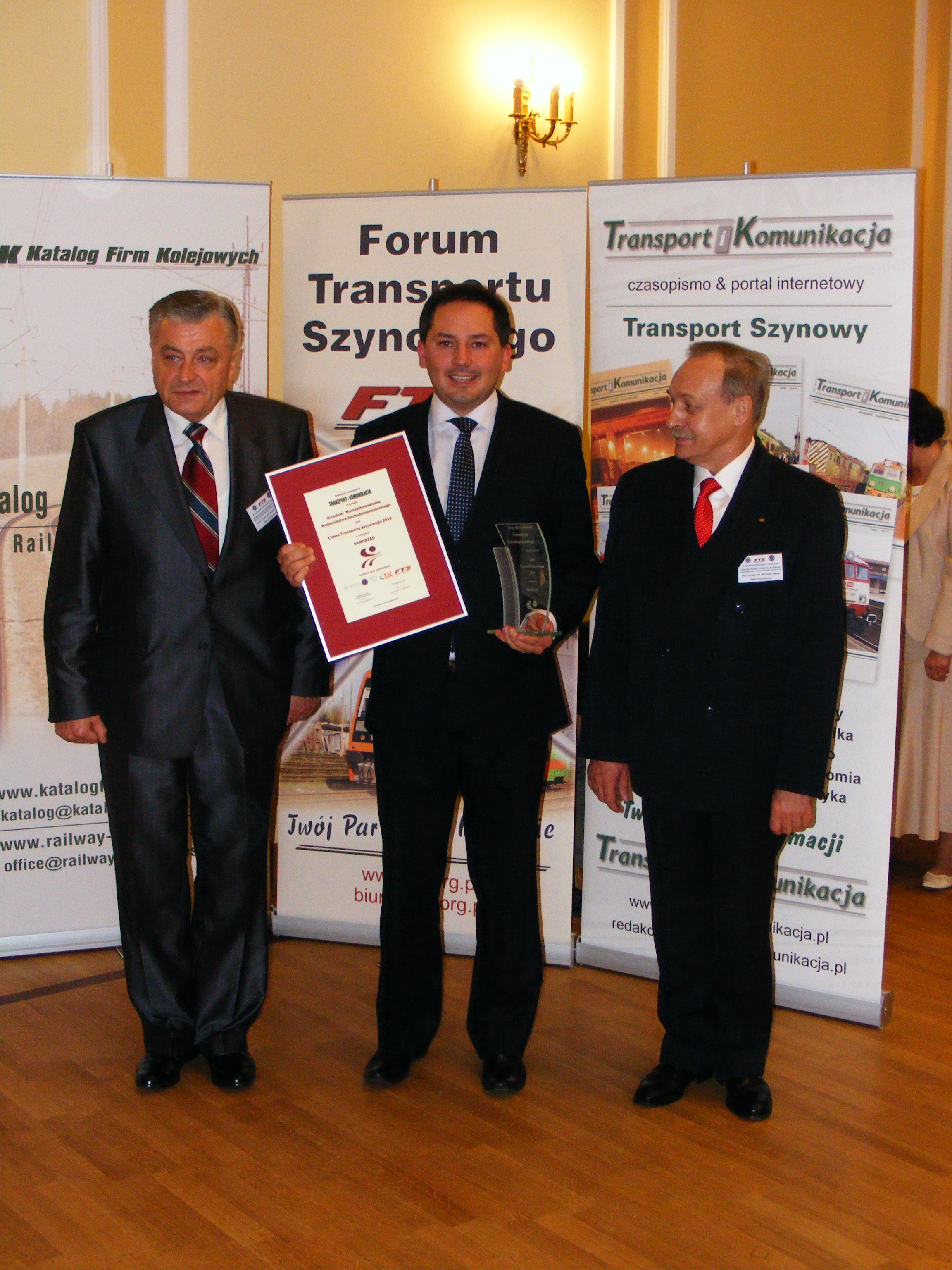 Członek Zarządu Województwa Wojciech Drożdż z Dyplomem i Statuetką „Lider Transportu Szynowego 2010” dla najlepszego samorządu