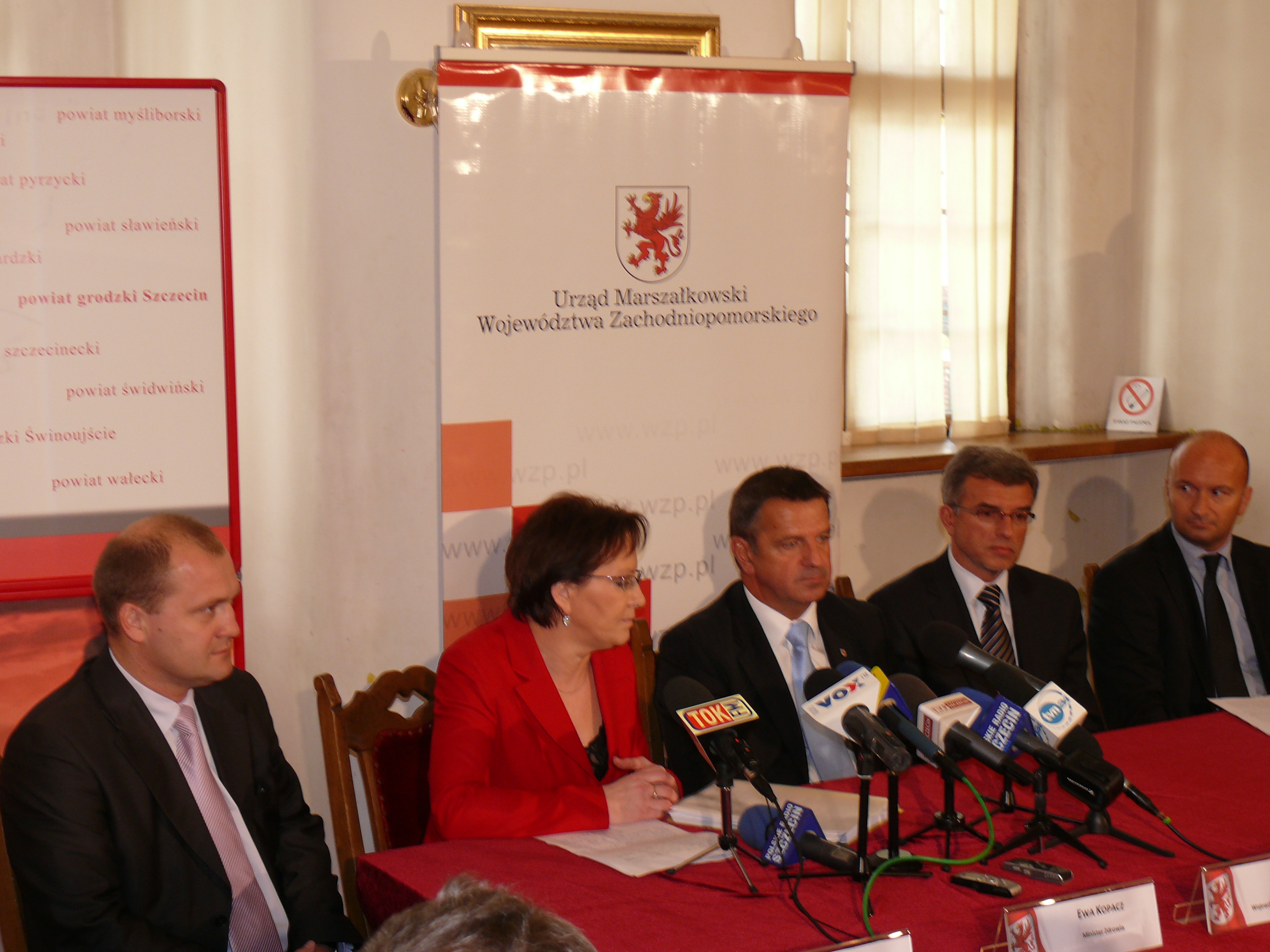 Konferencja prasowa. Od lewej: Prezydent Miasta Szczecin Piotr Krzystek, Minister Zdrowia Ewa Kopacz, Członek Zarządu Województwa Zachodniopomorskiego Marek Hok, Sekretarz Stanu w Ministerstwie Zdrowia Marek Haber, Wojewoda Zachodniopomorski Marcin Zydorowicz