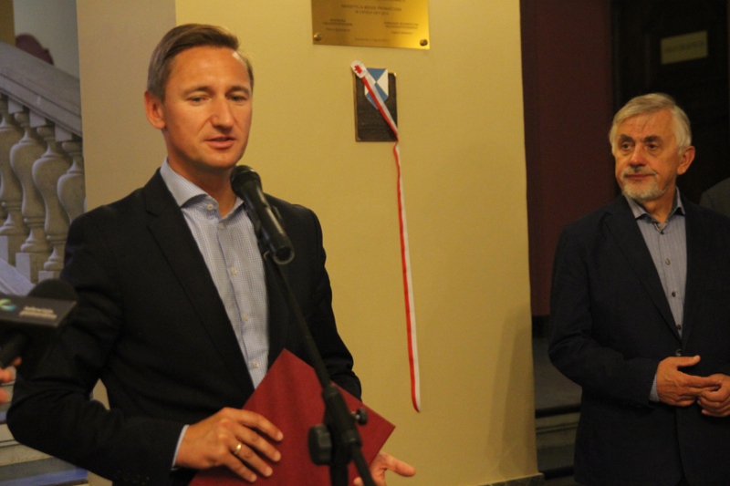 Za chwilę plakietka zostanie uroczyście odsłonięta. Przemawia marszałek Olgierd Geblewicz, z prawej wojewoda Marek Tałasiewicz.
