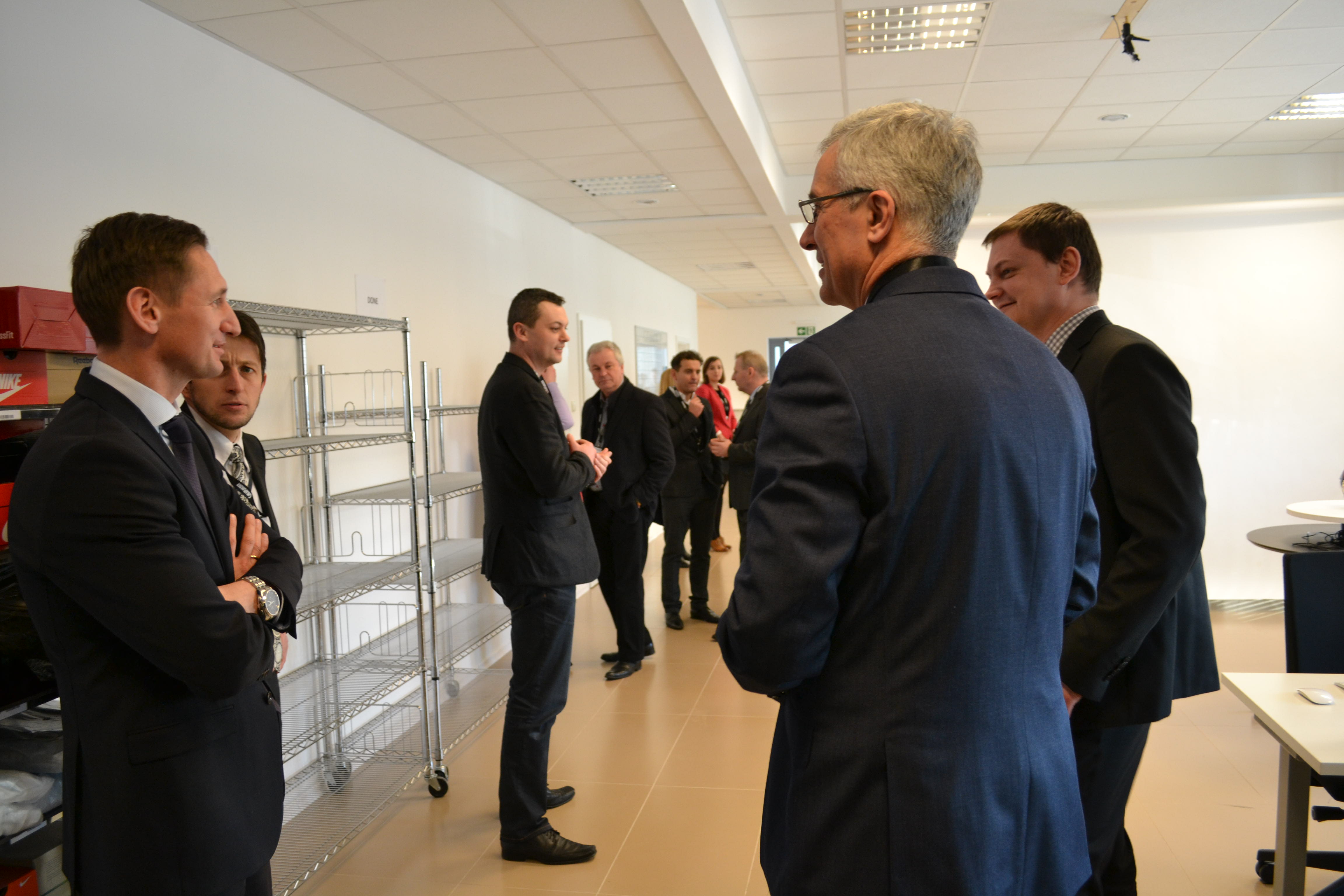 Marszałek WZ Olgierd Geblewicz i Wiceburmistrz Goleniowa Tomasz Banach w studio fotograficznym