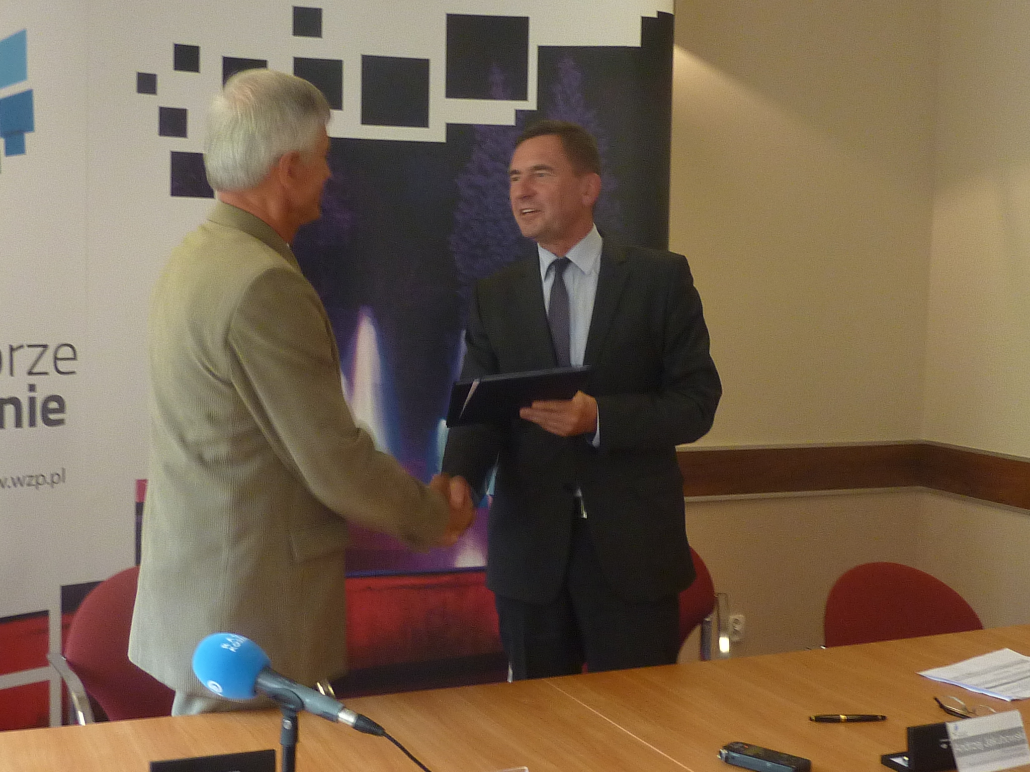 Gmina Świeszyno ze wsparciem PROW na lata 2007-2013 - ze strony władz samorządu województwa umowy podpisał wicemarszałek Andrzej Jakubowski.