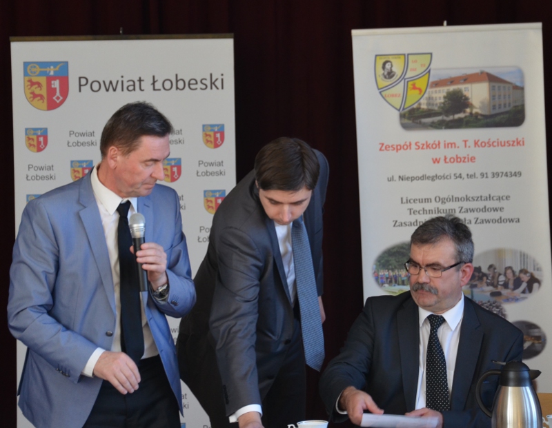 Za chwilę wicemarszałek Andrzej Jakubowski (pierwszy z lewej) poprowadzi konsultacje założeń do kontraktów samorządowych. Obok - dyrektor Marcin Szmyt. Pierwszy z prawej wicestarosta łobeski Jan Zdanowicz.