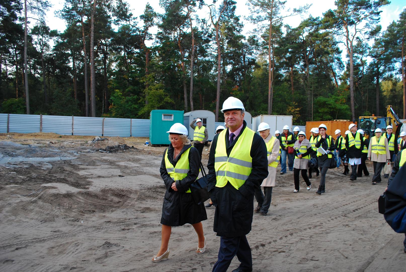 Na pierwszy plac budowy (Szpital w Zdunowie) poprowadził Członek Zarządu Województwa Zachodniopomorskiego Marek Hok oraz Maria-Magdalena Herczyńska
Radna Województwa Zachodniopomorskiego