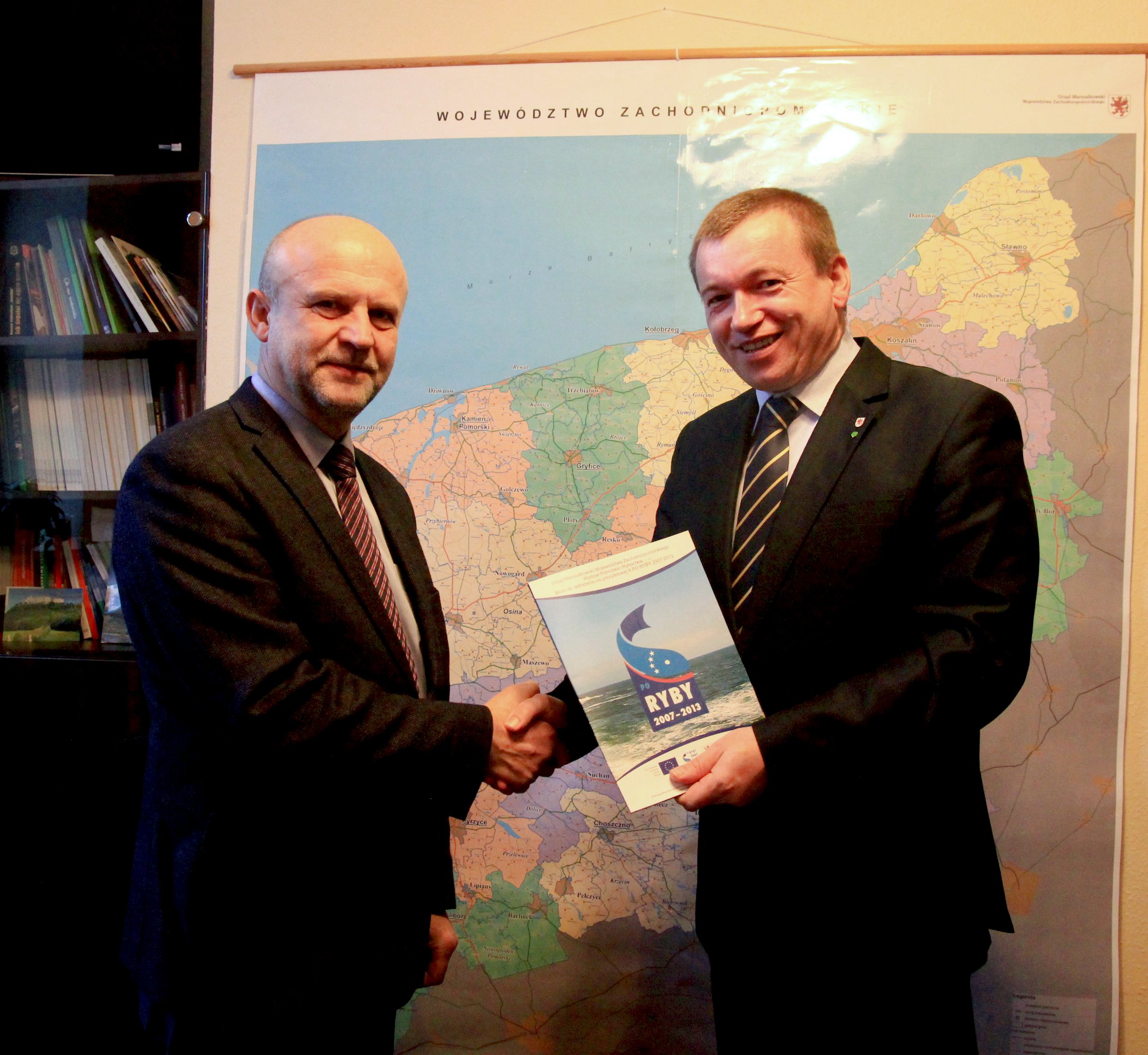 Umowę podpisali 13 stycznia 2014 r. w Szczecinie członek Zarządu Województwa Zachodniopomorskiego Jarosław Rzepa oraz starosta Powiatu Szczecineckiego Krzysztof Lis i członek zarządu Powiatu Ryszard Andrzej Jasionas.