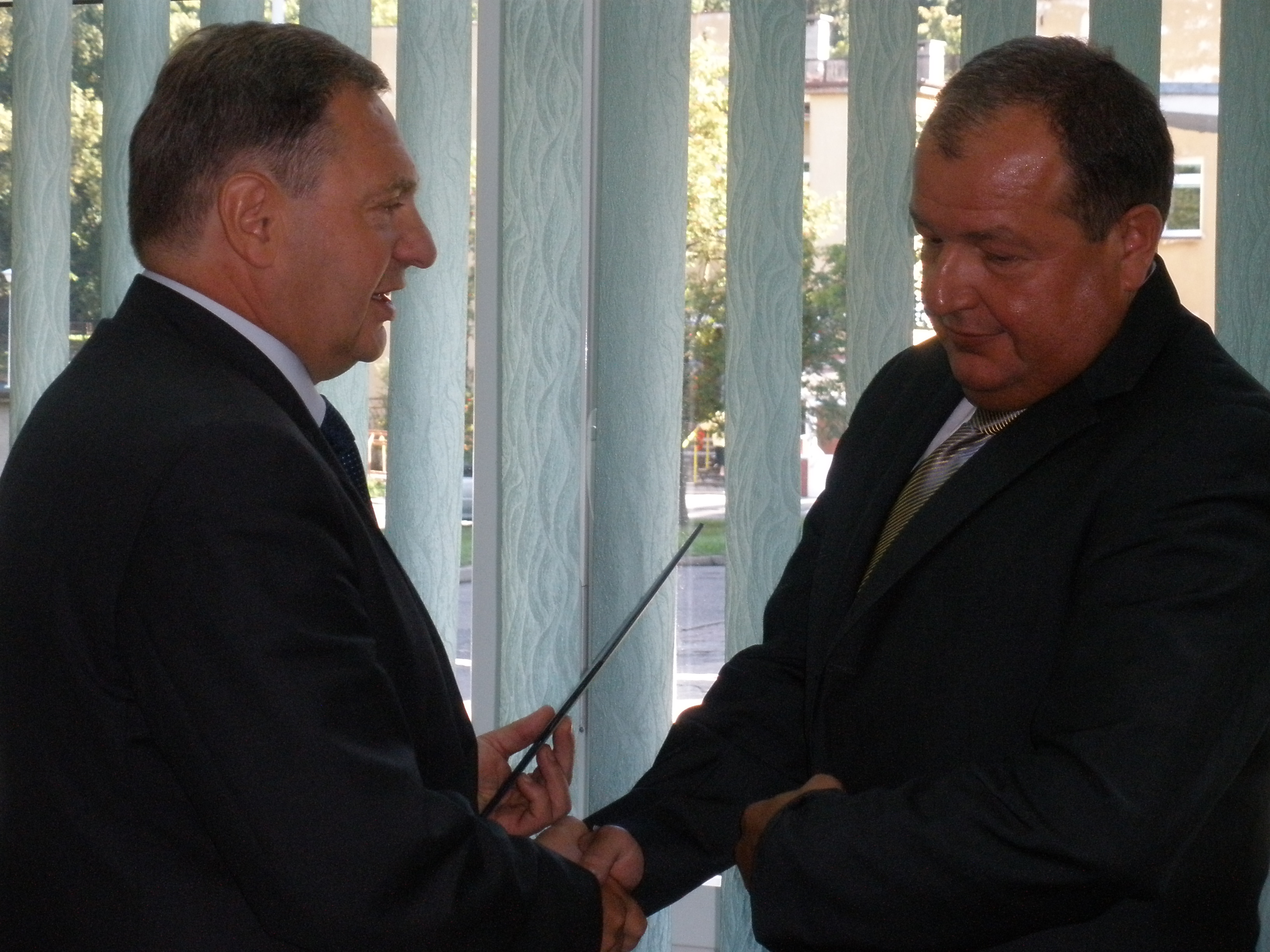 Marszałek Husejko wręcza akt nominacji Andrzejowi Kondaszewskiemu.