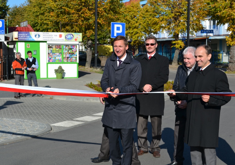 Symboliczną wstęgę przecina marszałek Olgierd Geblewicz.