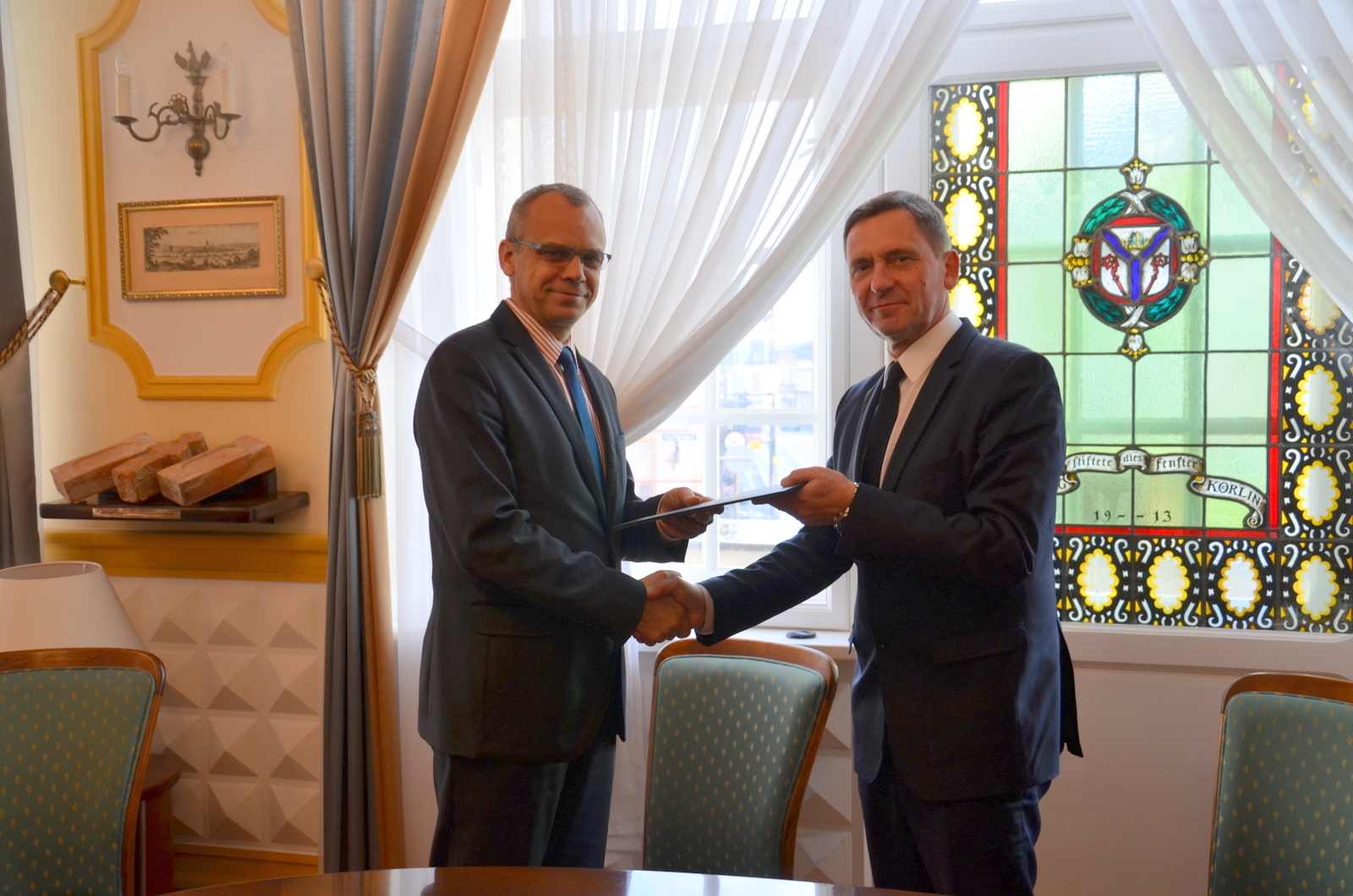 Regionalne Centrum Turystyki i Sportu w Karlinie od 25 września jest już na Indykatywnej Liście Projektów Indywidualnych. Potwierdzające pismo Zarządu Województwa wicemarszałek Andrzej Jakubowski osobiście przekazał 16 października burmistrzowi Karlina Waldemarowi Miśce.