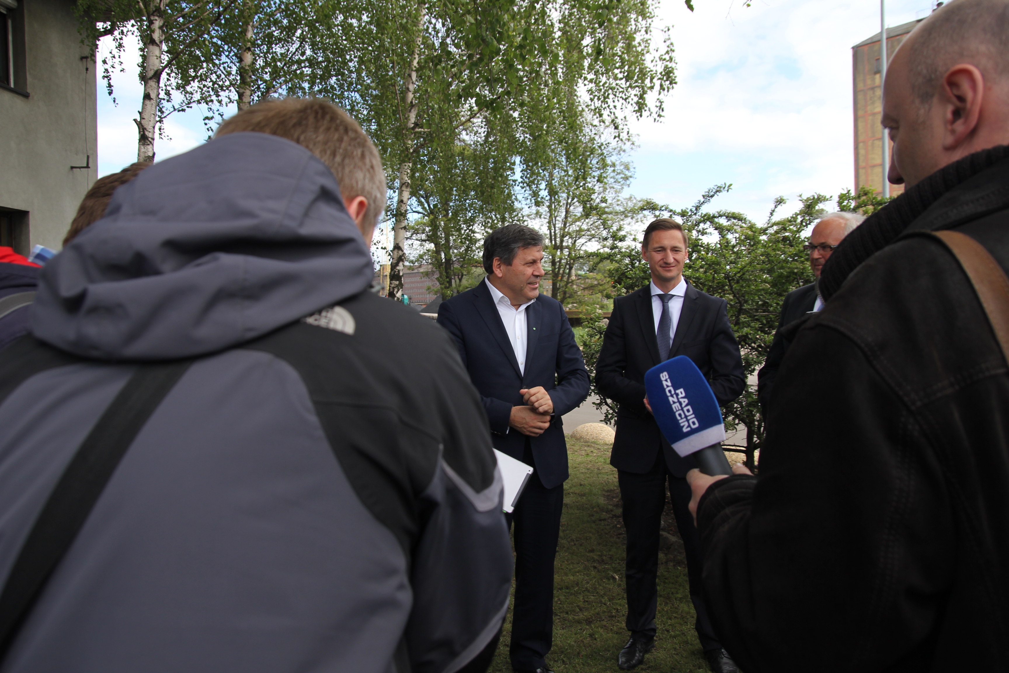 Sala_konferencyjna, w pierwszym rzędzie (od lewej): Piotr Kuczyński, Marcin Szmyt, marszałek Olgierd Geblewicz, Barbra Bartkowiak i Adam Badach.