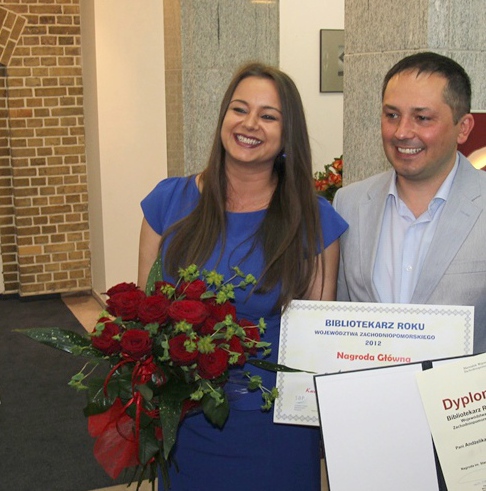 Nagrodę wręczył wicemarszałek Wojciech Drożdż. Tytuł Bibliotekarza Roku oraz nagrodę wysokości 5 tys. zł otrzymała Andżelika Gałecka która zwyciężyła w Konkursie im. St. Badonia na Bibliotekarza Roku Województwa Zachodniopomorskiego.