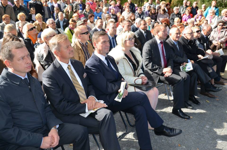 Otwarcie parku Orła Białego w Białogardzie z udziałem członków Zarządu Województwa Zachodniopomorskiego Andrzeja Jakubowskiego (trzeci z lewej) i Jarosława Rzepy (piąty z lewej).