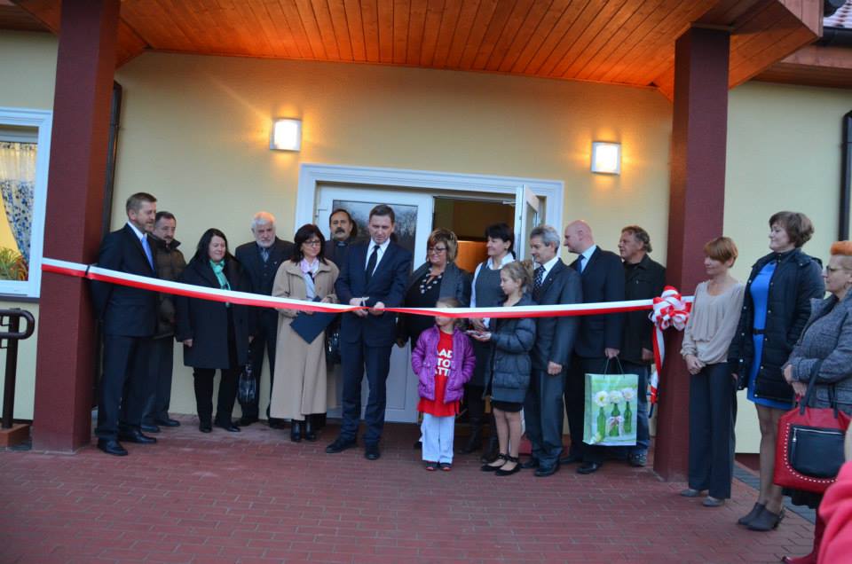 Wicemarszałek Województwa Zachodniopomorskiego Andrzej Jakubowski dokonuje uroczystego otwarcia nowej świetlicy wiejskiej w Maciejewie (Gmina Maszewo).