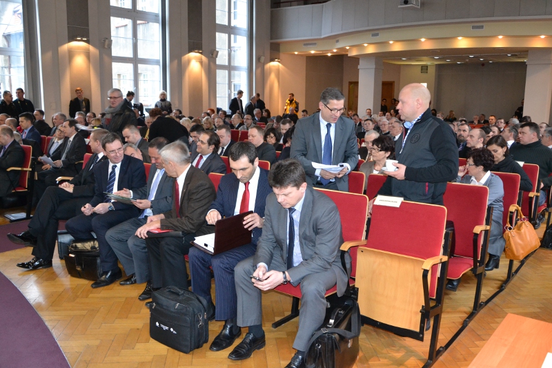 W auli jeszcze przed sesją. W pierwszym rzędzie zasieli m.in. wicemarszałkwoie Andrzej Jakubowski i Wojciech Drożdż oraz członek Zarządu Województwa Jarosław Rzepa.