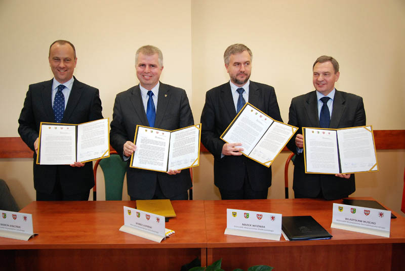 Marszałkowie prezentują list, który trafi do minister Bieńkowskiej.