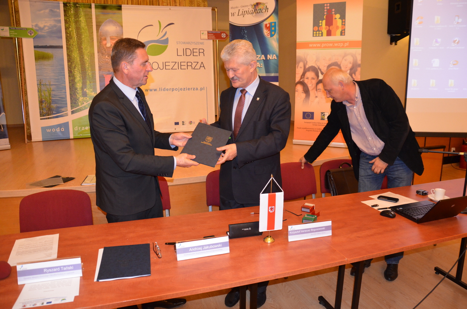 Podpisanie umów, z udziałem wicemarszałka Województwa Zachodniopomorskiego Andrzeja Jakubowskiego (z lewej), odbyło się w Lipianach, obok burmistrz Lipian Krzysztof Ireneusz Boguszewski