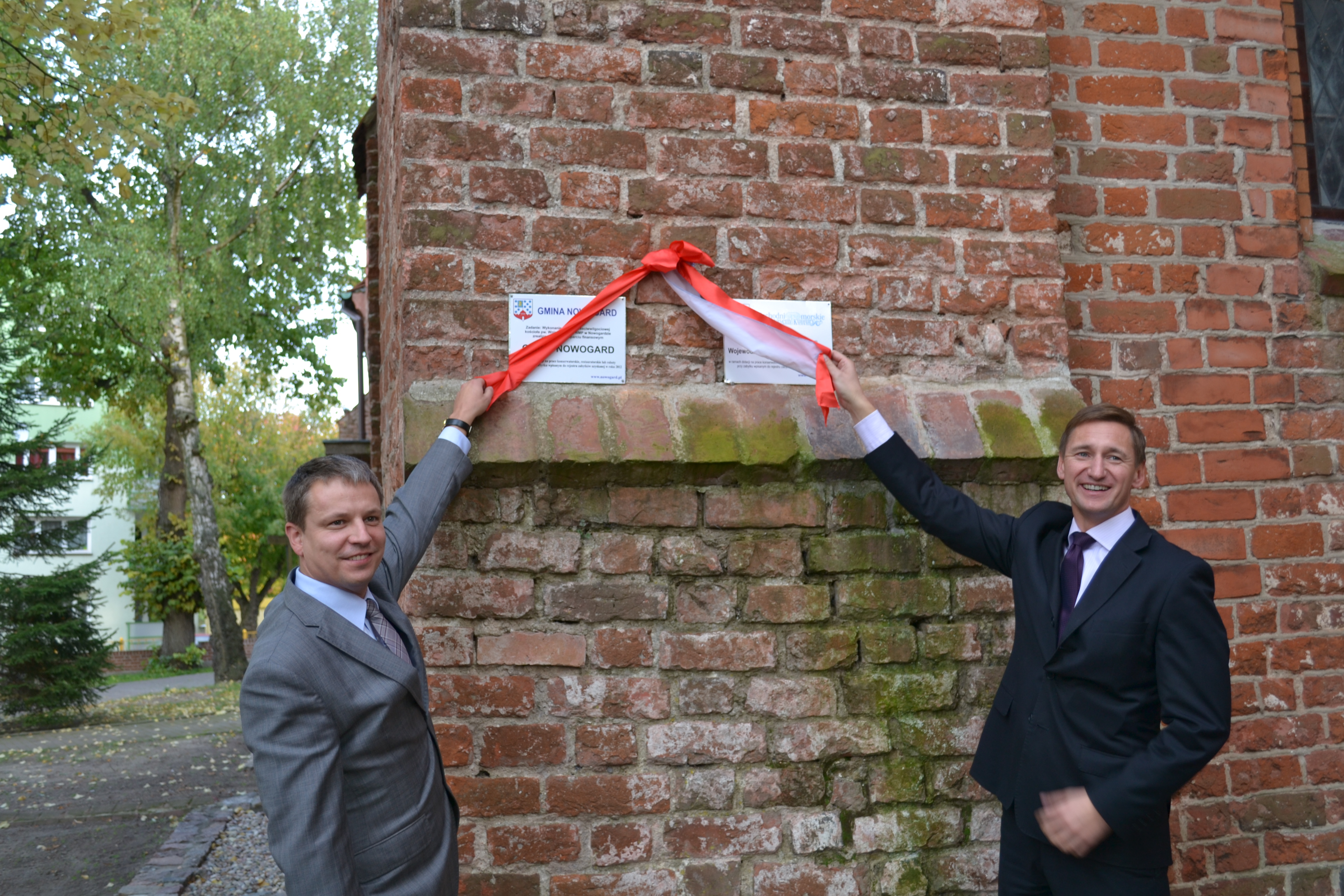 Marszałek Olgierd Geblewicz (z prawej) i burmistrz Nowogardu Robert Czapla odsłaniają pamiątkowe tablice.