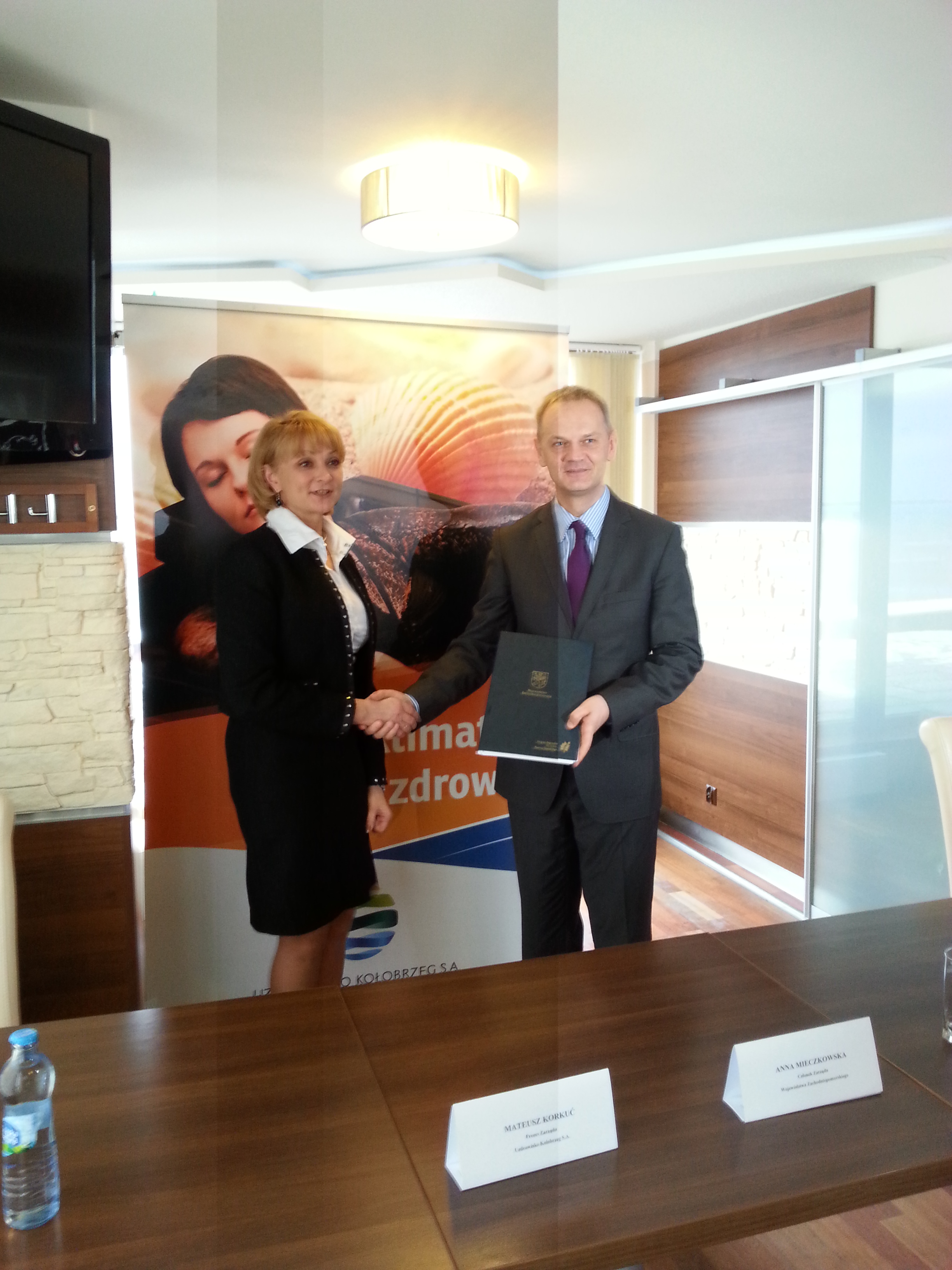 Uroczyste przekazanie umowy w Kołobrzegu - członek Zarządu Województwa Zachodniopomorskiego Anna Mieczkowska oraz prezes kołobrzeskiego uzdrowiska Mateusz Korkuć.