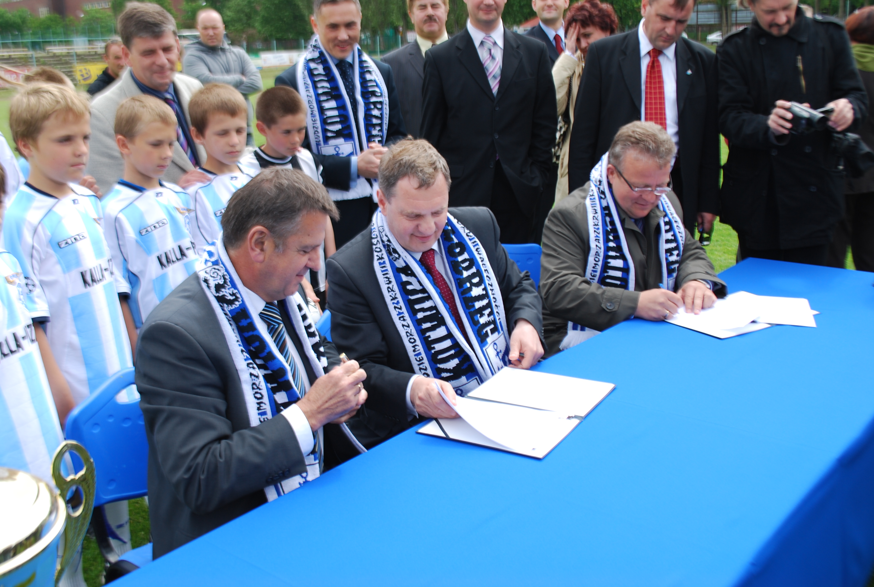 Od lewej: Marek Hok, Władysław Husejko i Janusz Gromek w chwilę po podpisaniu umowy