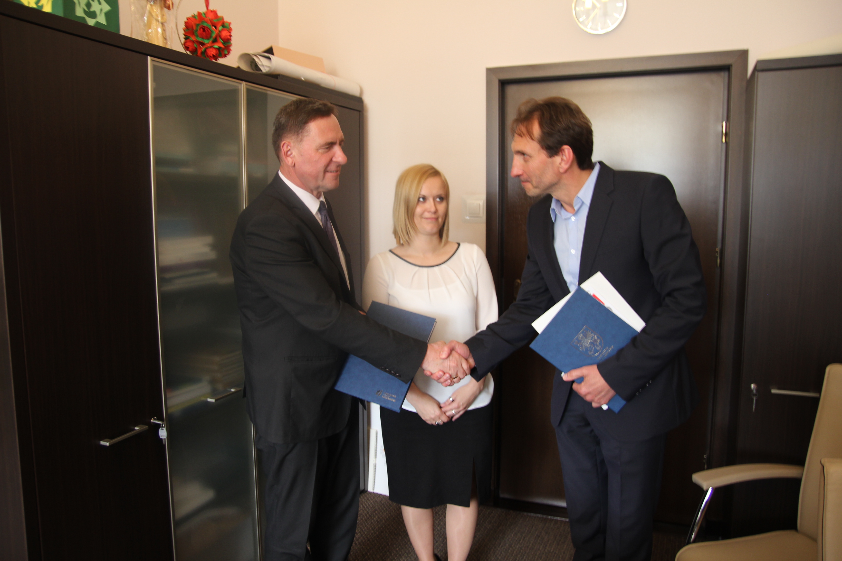 Wicemarszałek Województwa Zachodniopomorskiego Andrzej Jakubowski podpisał również umowę z przedstawicielem spółki Sobol Health Center w Szczecinku. Towarzyszyła im zastępca dyrektora Wydziału Wdrażania RPO Anna Łangowska.