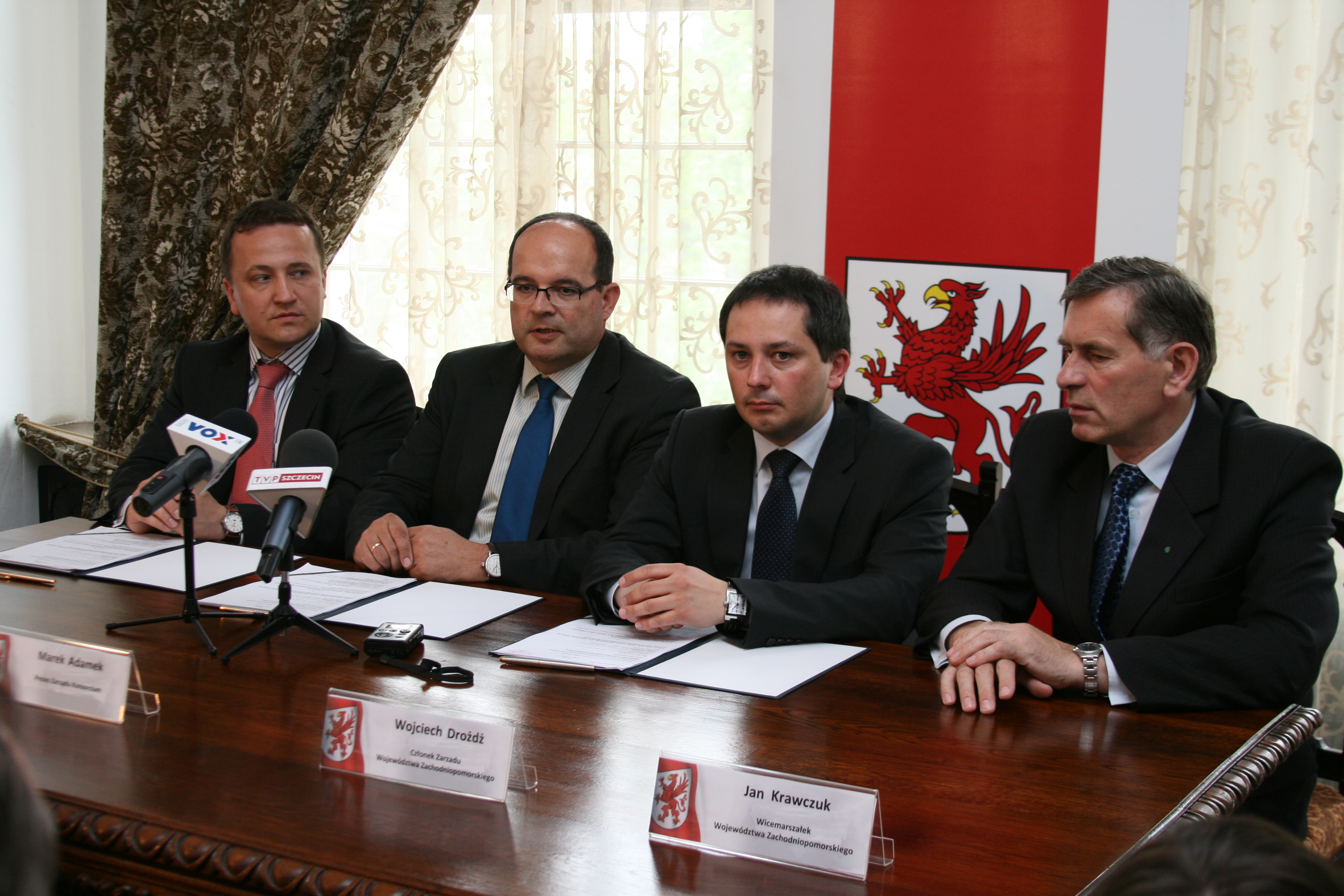 Wojewóztwo Zachodniopomorskie reprezentowali Wicemarszałek Jan Krawczuk i Członek Zarządu Wojciech Drożdż, zaś Konsorcjum - Prezes Zarządu Marek Adamek i Członek Zarządu Marek Dzikiewicz