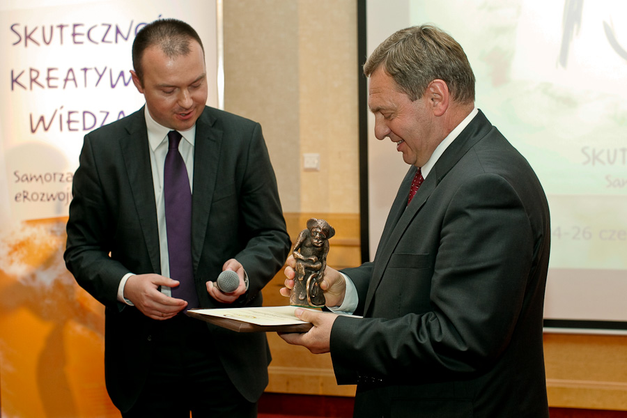 Marszałek Władysław Husejko odbiera nagrodę od Witolda Drożdża