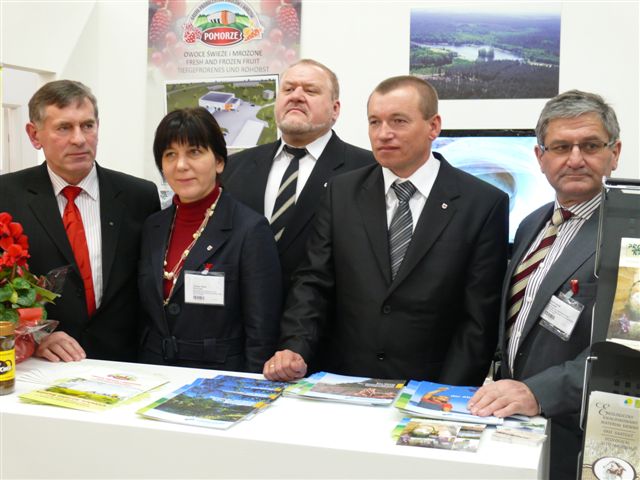 Wicemarszałek Województwa Zachodniopomorskiego Jan Krawczuk, wystawca -Jadwiga Galaś, Radny Województwa Zachodniopomorskiego Piotr Paczkowski, Dyrektor Wydziału Rolnictwa i Ochrony Środowiska Jarosław Rzepa oraz wystawca -Józef Frydryk