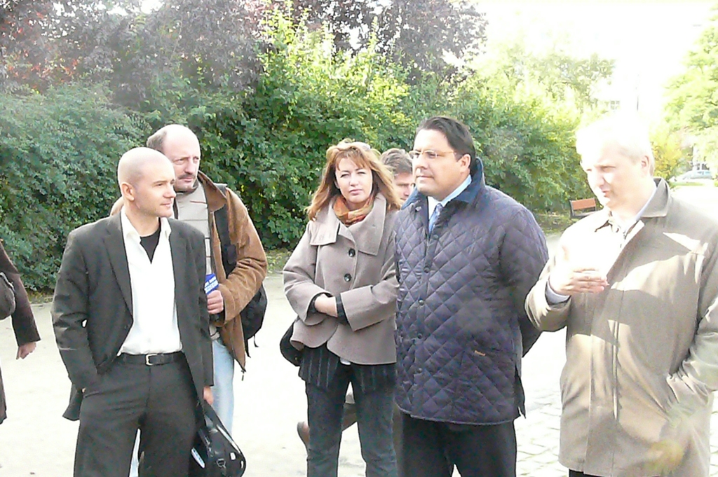 Wicemarszałek Witold Jabłoński w towarzystwie Agnieszki Kuchcińskiej-Kurcz , dyrektora Muzeum Narodowego Lecha Karwowskiego oraz architekta Roberta Koniecznego