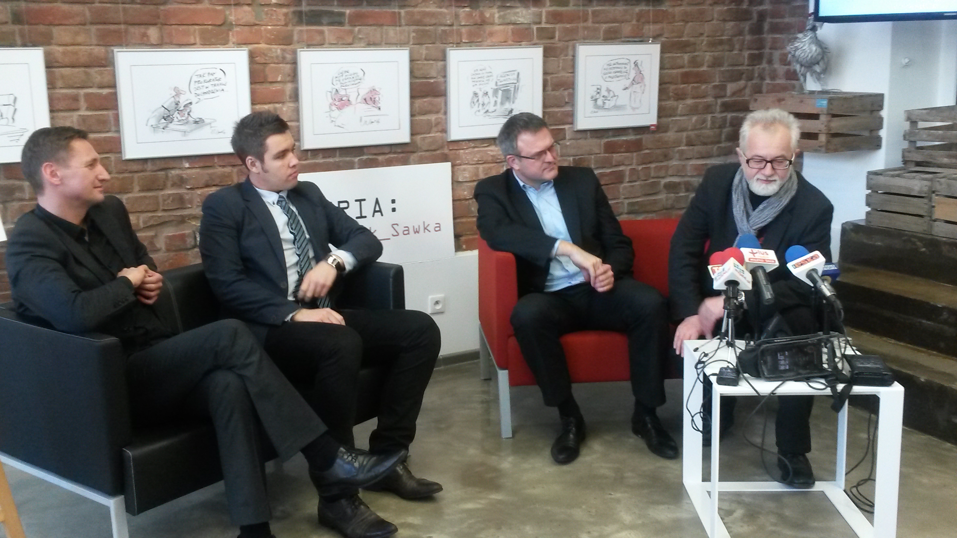 Konferencja prasowa poświęcona tegorocznemu przeglądowi amatorskich kabaretów z udziałem marszałka Województwa Zachodniopomorskiego Olgierda Geblewicza (pierwszy z lewej).