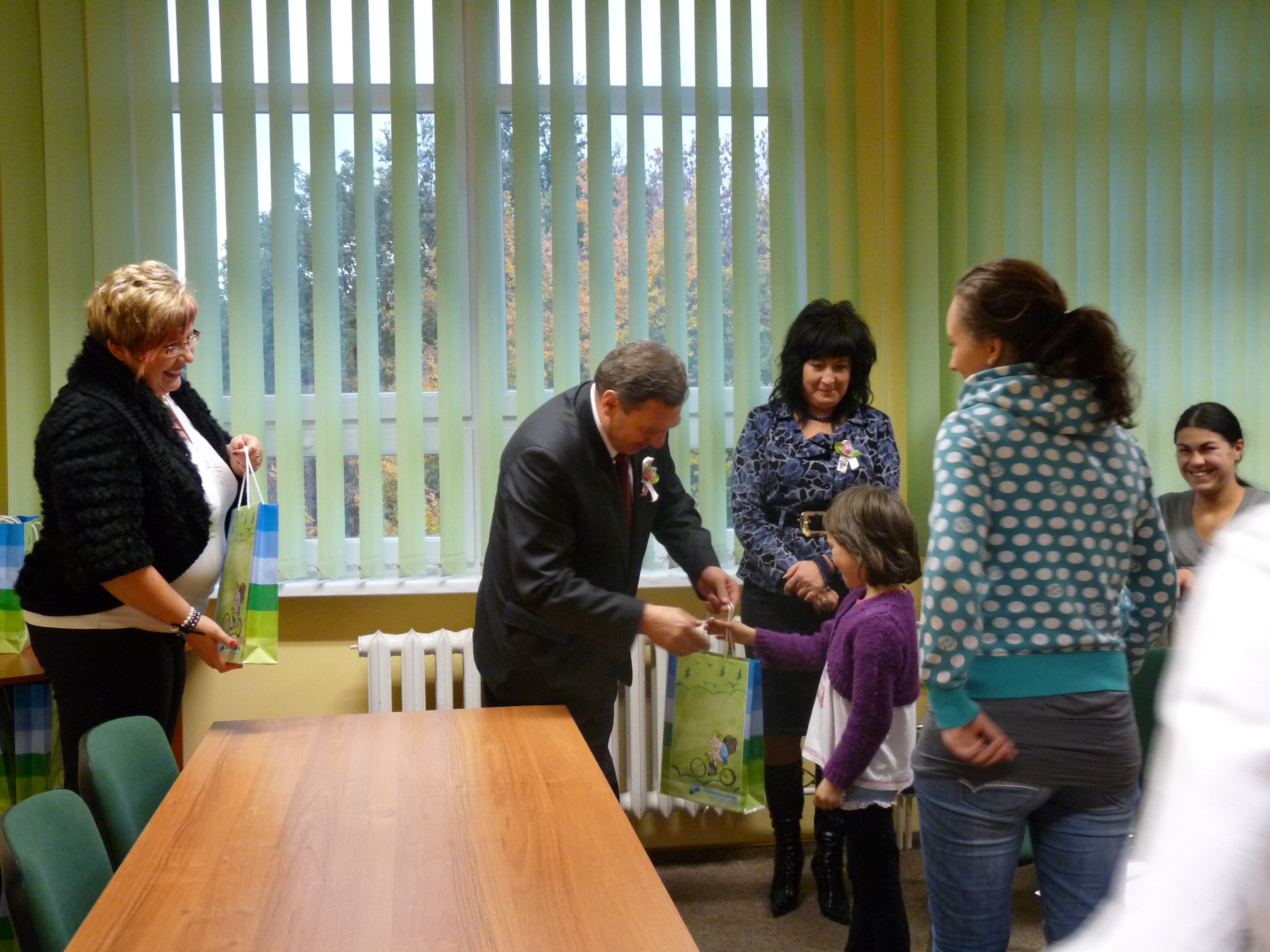 Spotkanie zakończono miłym akcentem. Każdy otrzymał upominek od Marszałka
