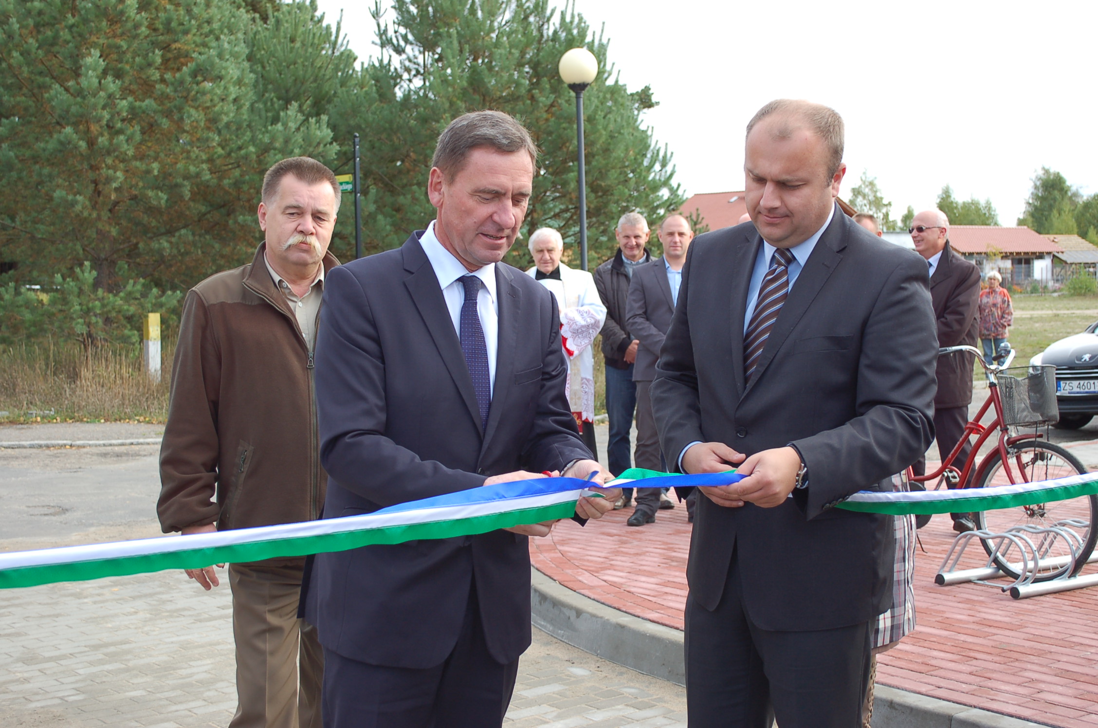 W otwarciu nowego targowiska miejskiego w Bornem Sulinowie udział wziął m.in. wicemarszałek Województwa Zachodniopomorskiego Andrzej Jakubowski (z lewej) oraz radny Województwa Zachodniopomorskiego Adam Wyszomirski.