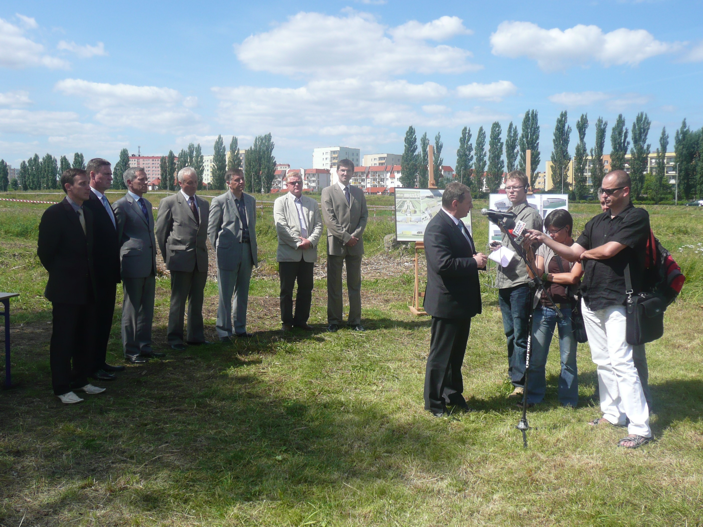 Na chwilę przed podpisaniem umowy. Marszałek Władysław Husejko pochwalił beneficjentów za doskonałe przygotowanie projektu, w tle widać ogrodzony taśmą teren, na którym stanie hala widowiskowo-sportowa.