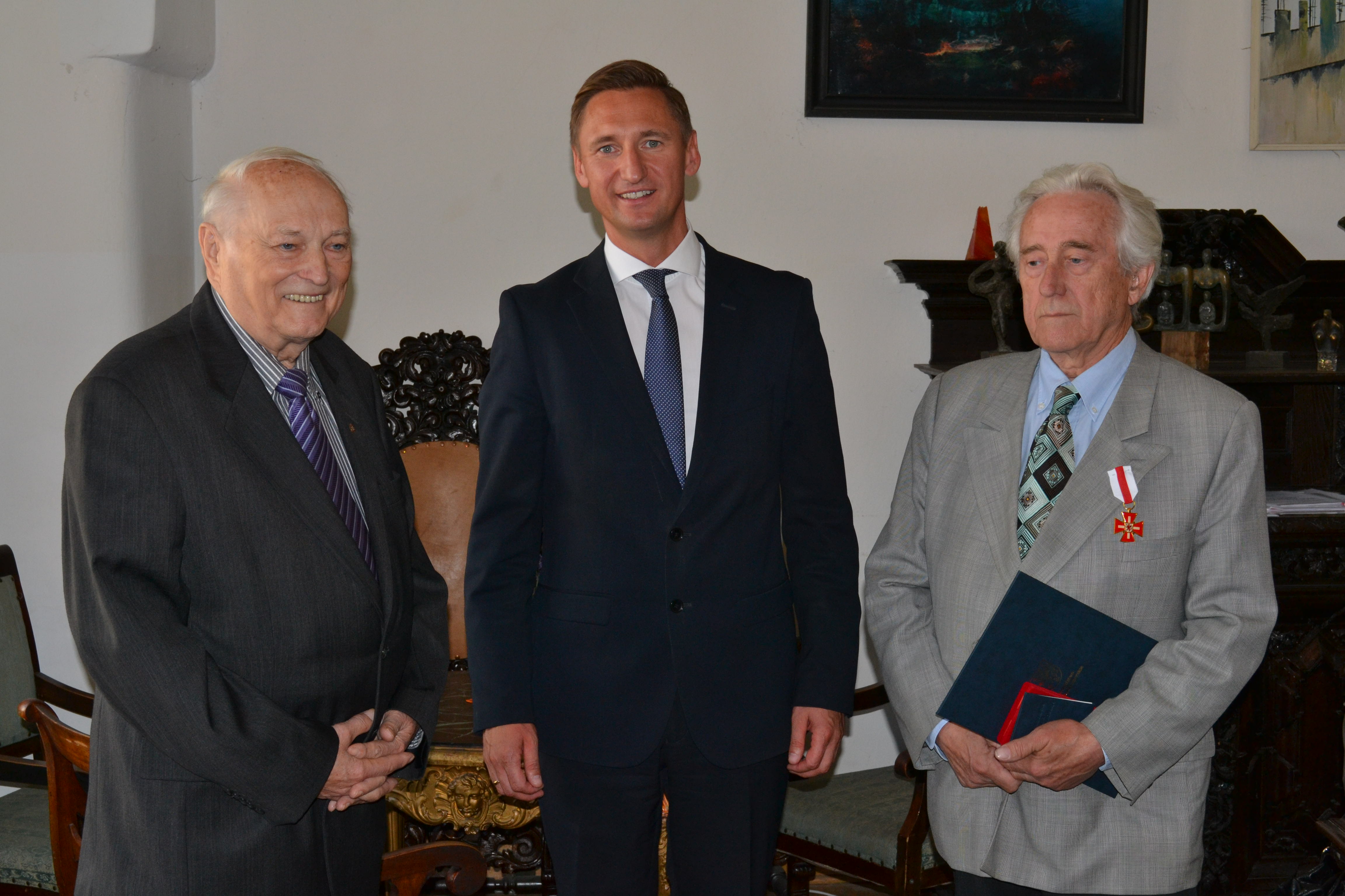 Marszałek województwa Olgierd Geblewicz (w środku) oraz prof. Tadeusz Białecki tuż po wręczeniu Odznaki Honorowej Gryfa Zachodniopomorskiego.