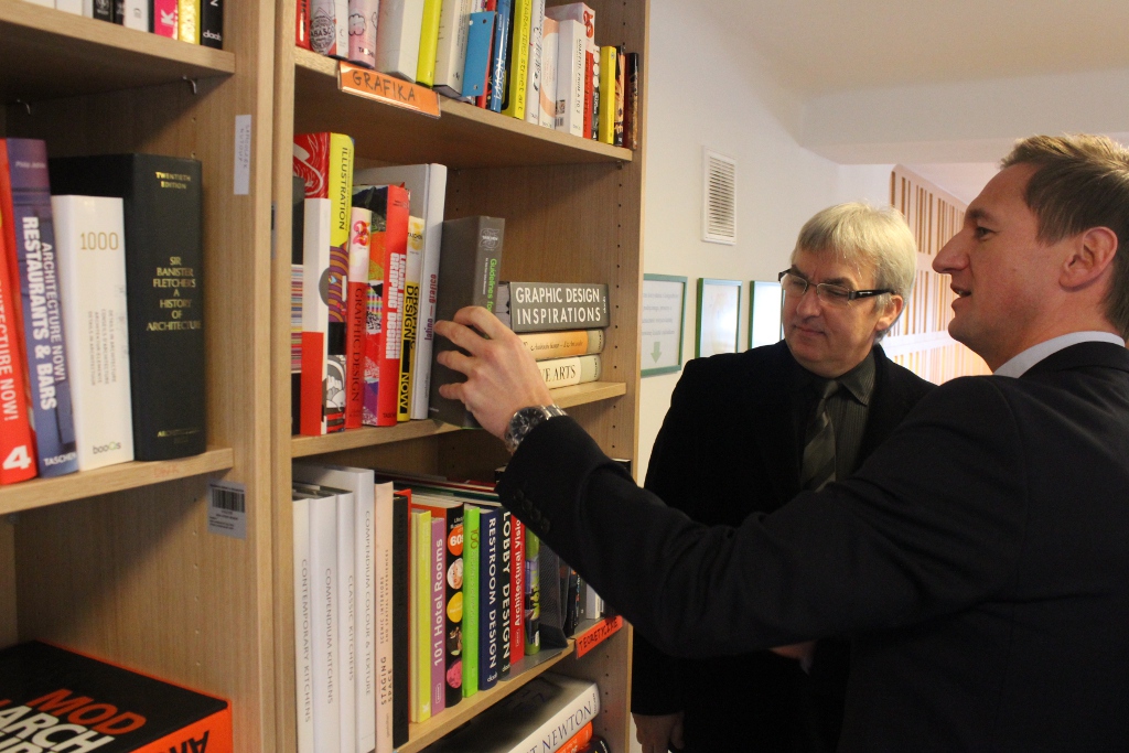 Prof. Ryszard Handke oprowadza marszałka Olgierda Geblewicza po Mediatece.