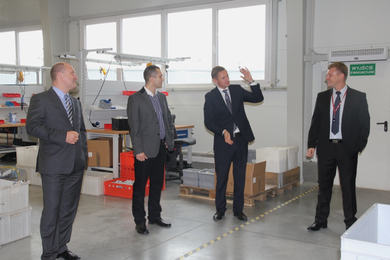 Zwiedzanie hal produkcyjnych. Od lewej: prezydent Piotr Krzystek, szef operacyjny Garo Polska Marek Samborski, marszałek Olgierd Geblewicz oraz Adam Szymborski, prezes zarządu Garo Polska.