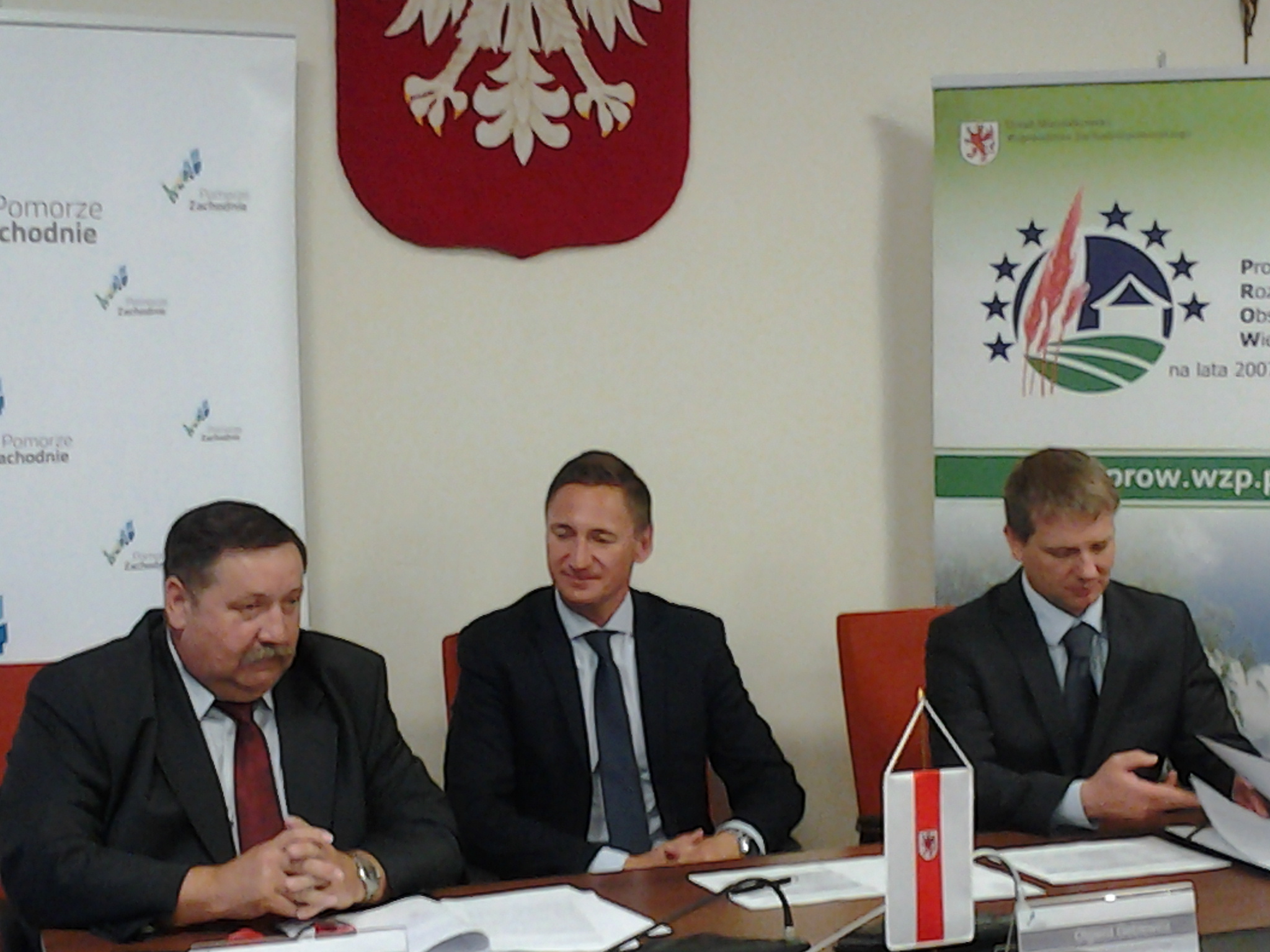 Marszałek Województwa Zachodniopomorskiego Olgierd Geblewicz podpisał w Rewalu sześć kolejnych umów o dofinansowanie projektów w ramach PROW na lata 2007-2013.