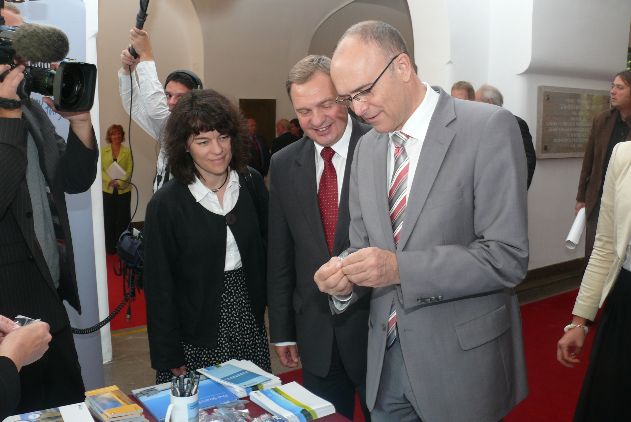 Premier Erwin Sellering i marszałek Władysław Husejko przed stoiskiem Meklemburgii-Pomorza Przedniego