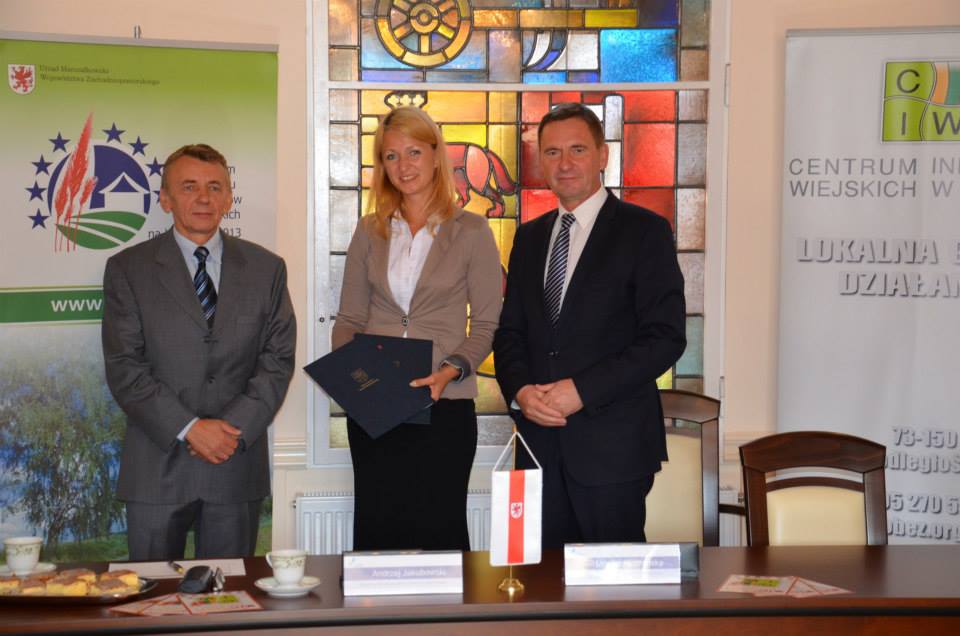 Wicemarszałek Województwa Zachodniopomorskiego Andrzej Jakubowski (z prawej) podczas podpisania umów w Łobzie.