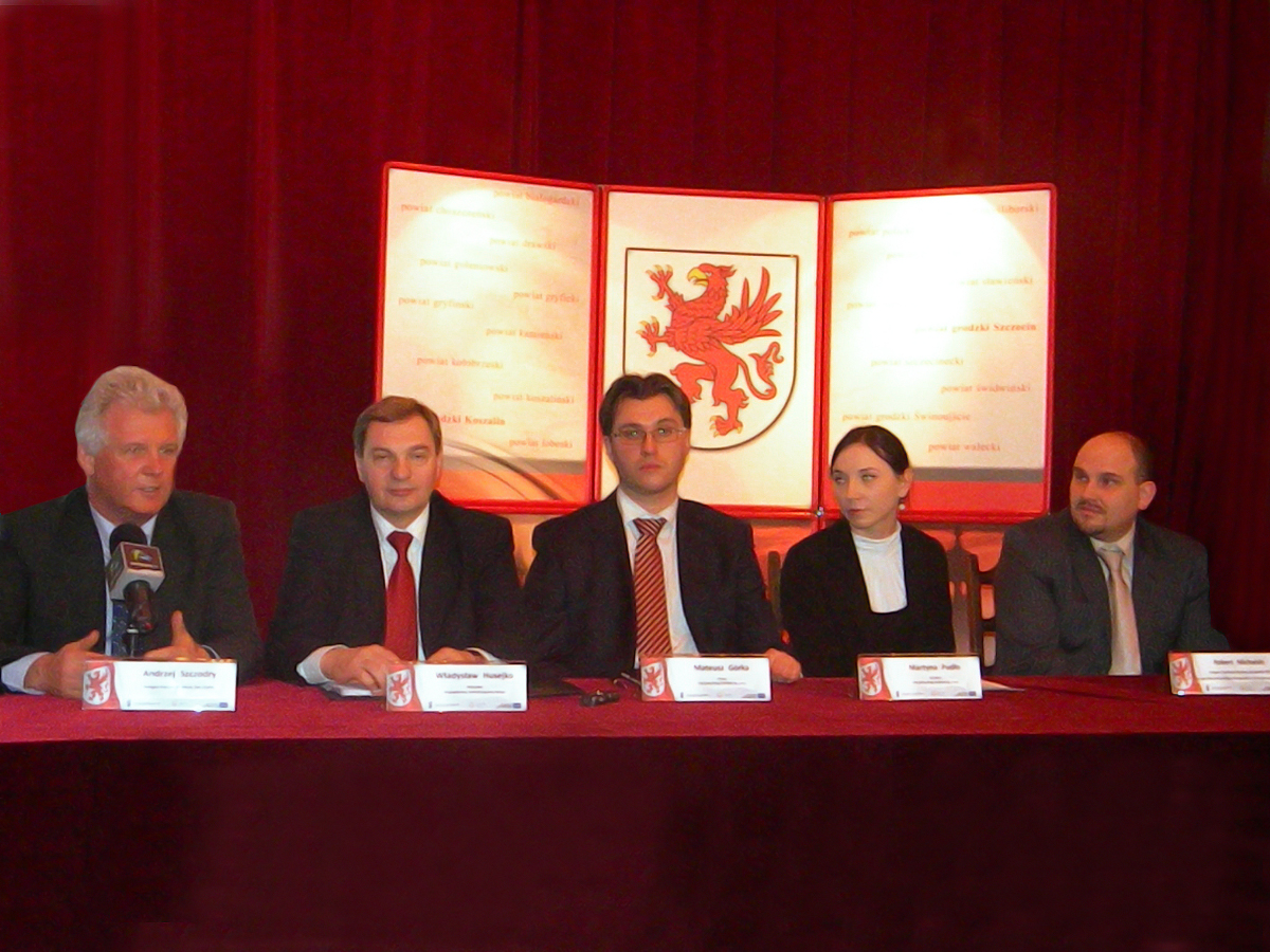- W Świnoujściu mamy kilka projektów, które mogą być realizowane w ramach JESSIKI ”“ przy mikrofonie wiceprezydent Świnoujścia Andrzej Szczodry (pierwszy z lewej).