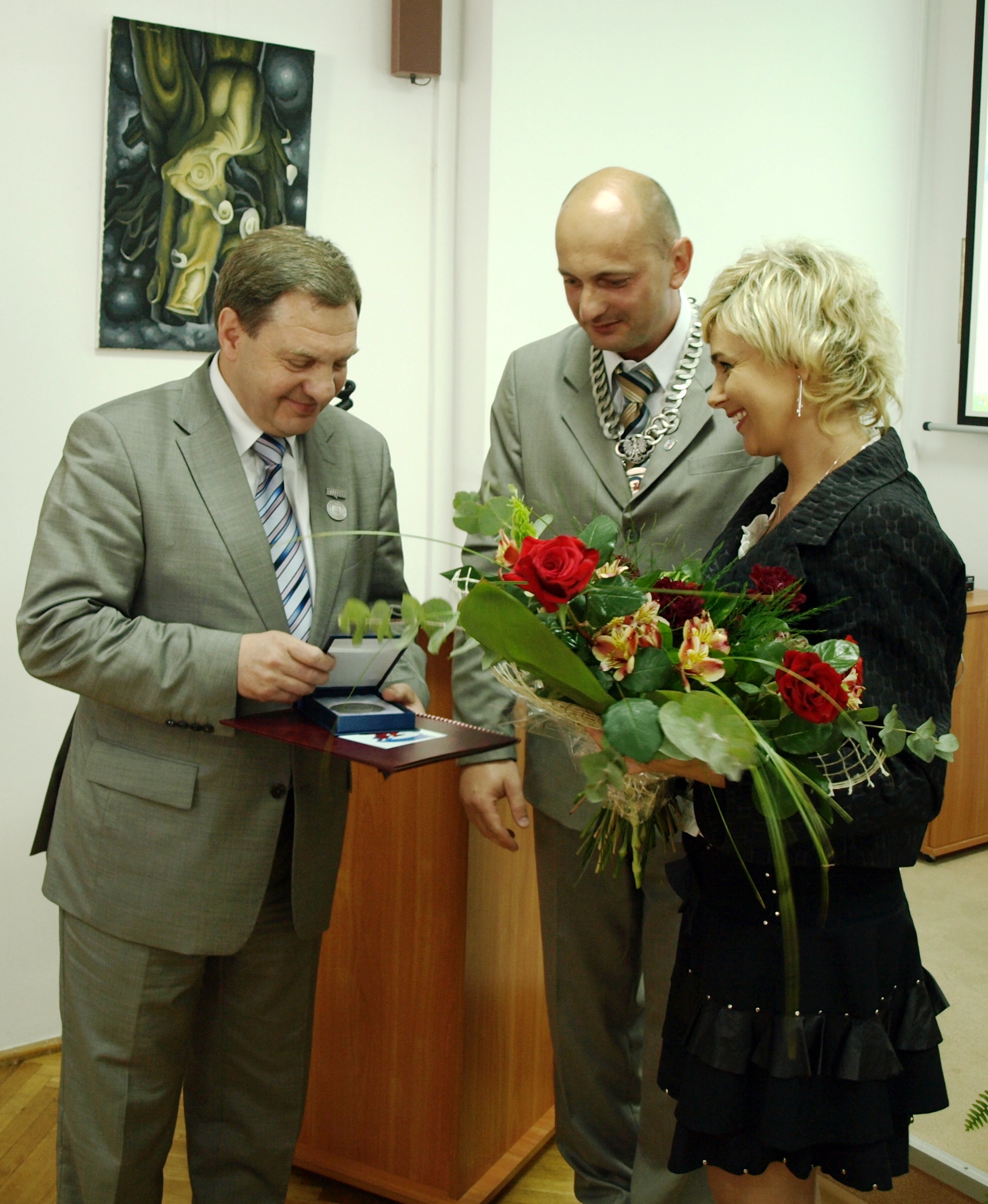 Marszałek odbiera medal