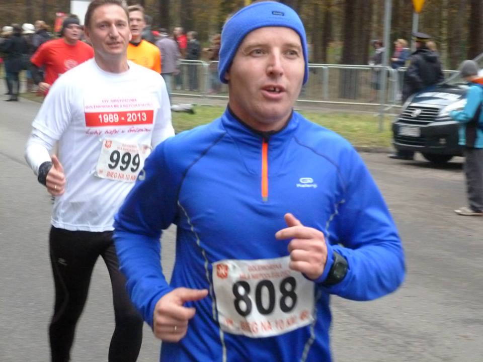 Z numerem 999 biegnie marszałek Olgierd Geblewicz.