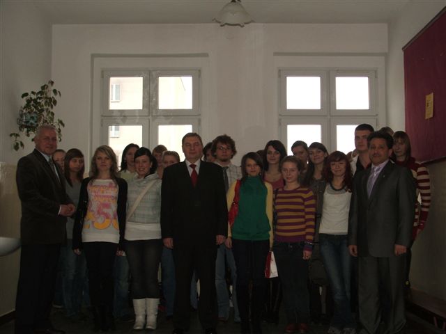 Władysław Husejko Marszałek Województwa Zachodniopomorskiego z uczniami. Z prawej: Roman Kozubek Wicestarosta Świdwiński. Od lewej: Edward Wójcik Dyrektor Zespołu Szkół Ponadgimnazjalnych im. Wł. Broniewskiego w Świdwinie