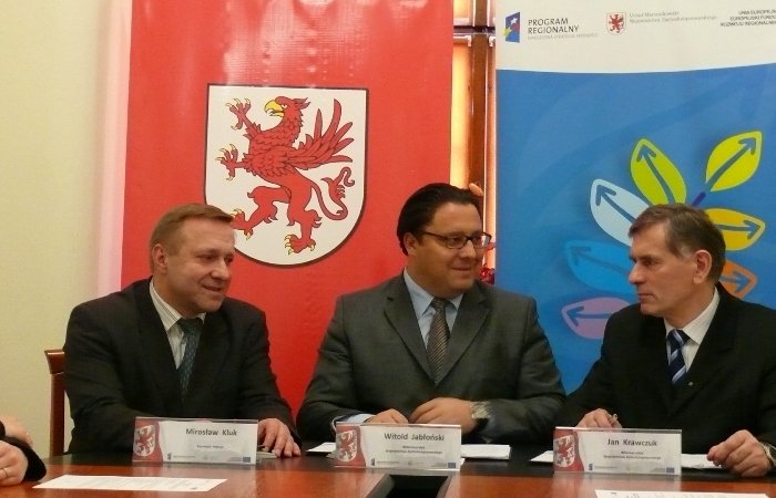 Przed podpisaniem umowy, od lewej burmistrz Mirosław Kluk, wicemarszałek Witold Jabłoński i wicemarszałek Jan Krawczuk.