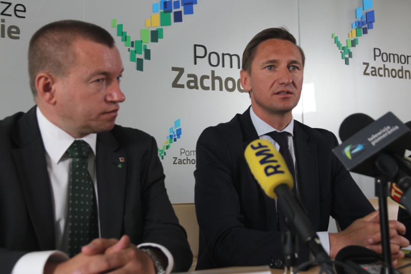 Z dziennikarzami spotkali się marszałek Olgierd Geblewicz (z prawej) i członek Zarządu Województwa Jarosław Rzepa.