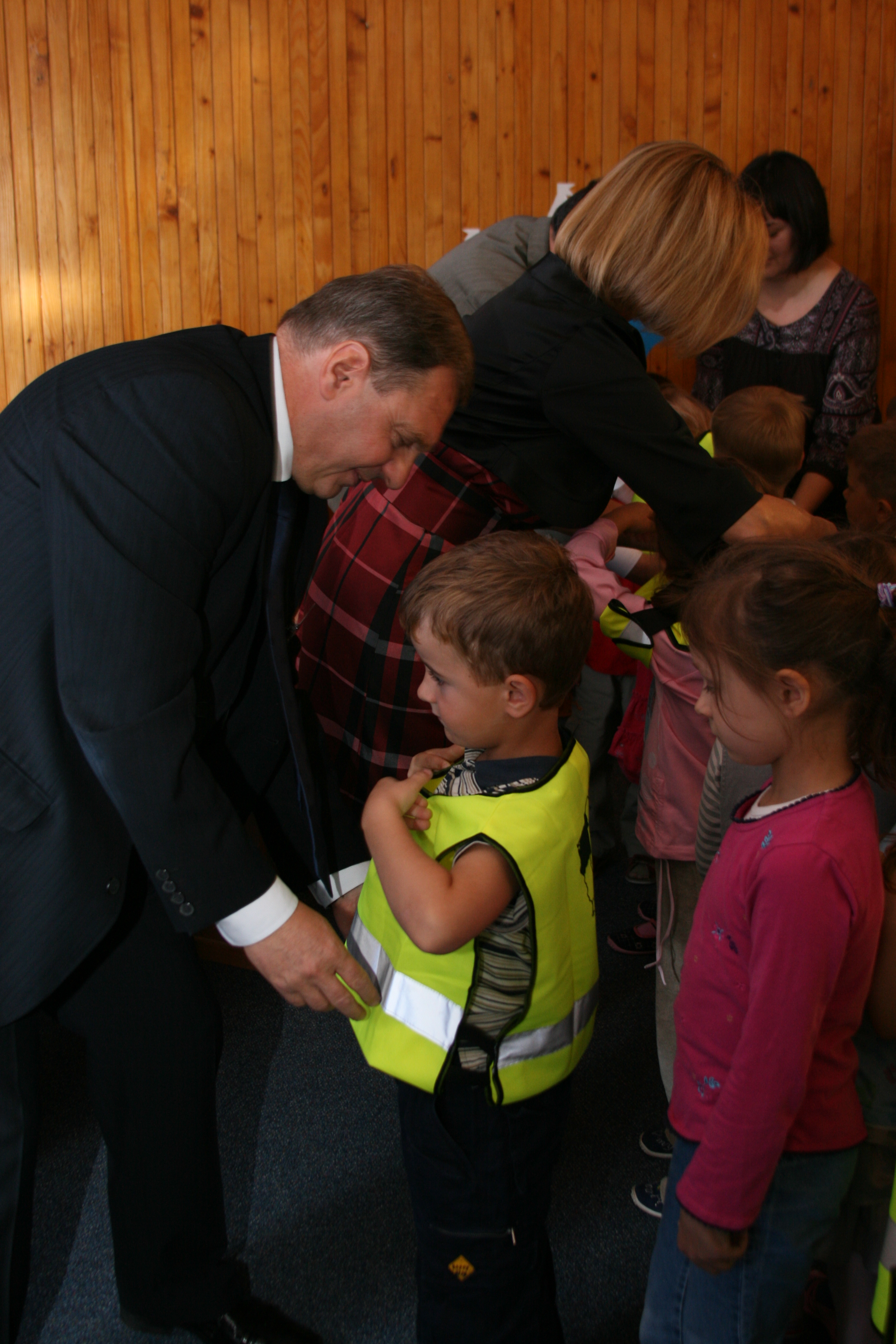 Marszałek Władysław Husejko pomagał dzieciom przymierzayć kamizelki.