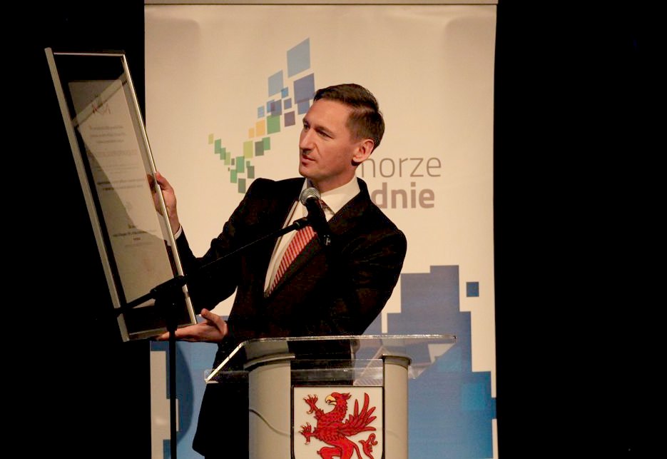 Marszałek Olgierd Geblewicz zaprezentował tablicę zdobiącą gabinety wszystkich dotychczasowych marszałków Pomorza Zachodniego, upamiętniającą moment utworzenia samorządu województwa.