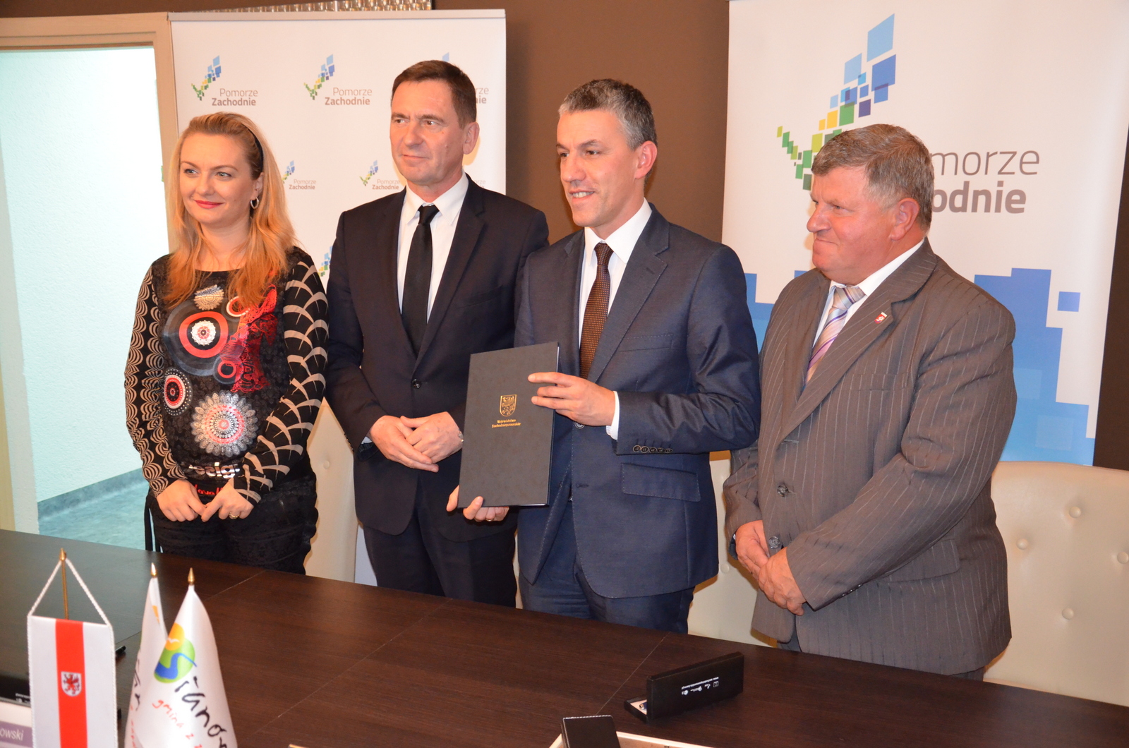 Podpisy na umowie złożyli wicemarszałek Województwa Zachodniopomorskiego Andrzej Jakubowski (drugi z lewej) oraz burmistrz Sianowa Maciej Berlicki (drugi z prawej).