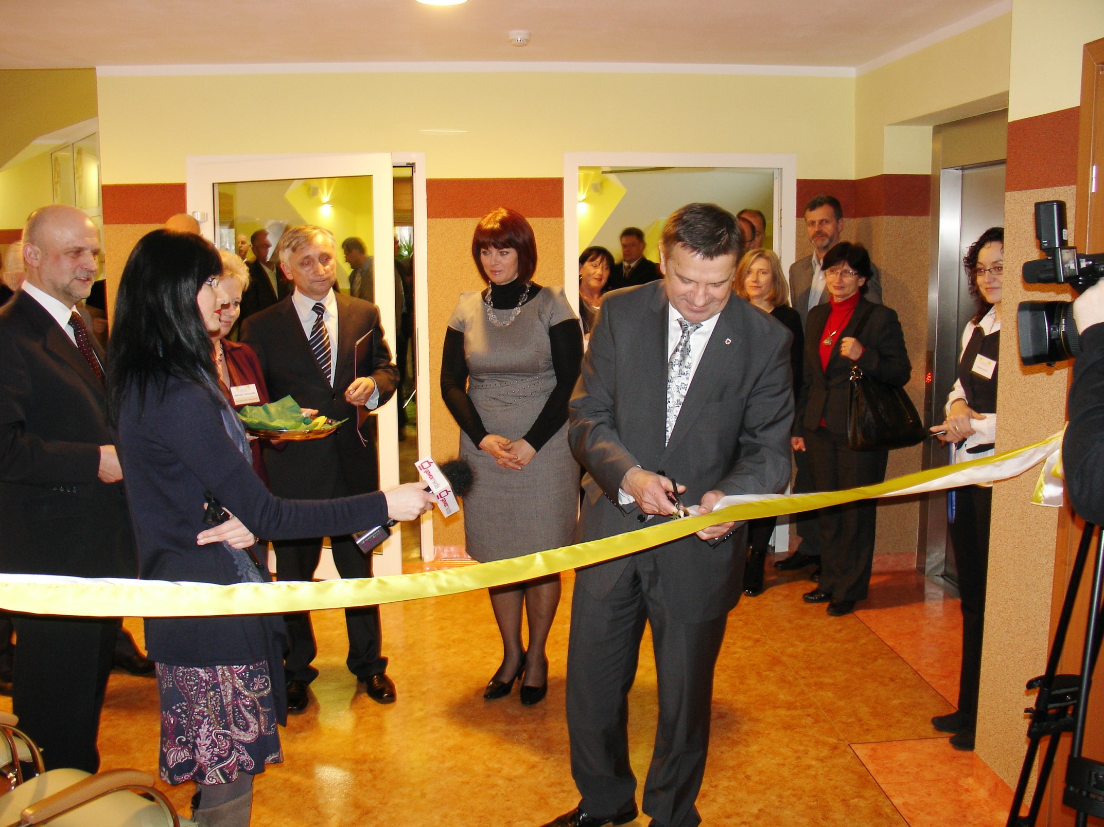 Członek Zarządu Województwa Marek Hok przecina wstęgę w nowej części Ośrodka Rehabilitacji w Bornem Sulinowie