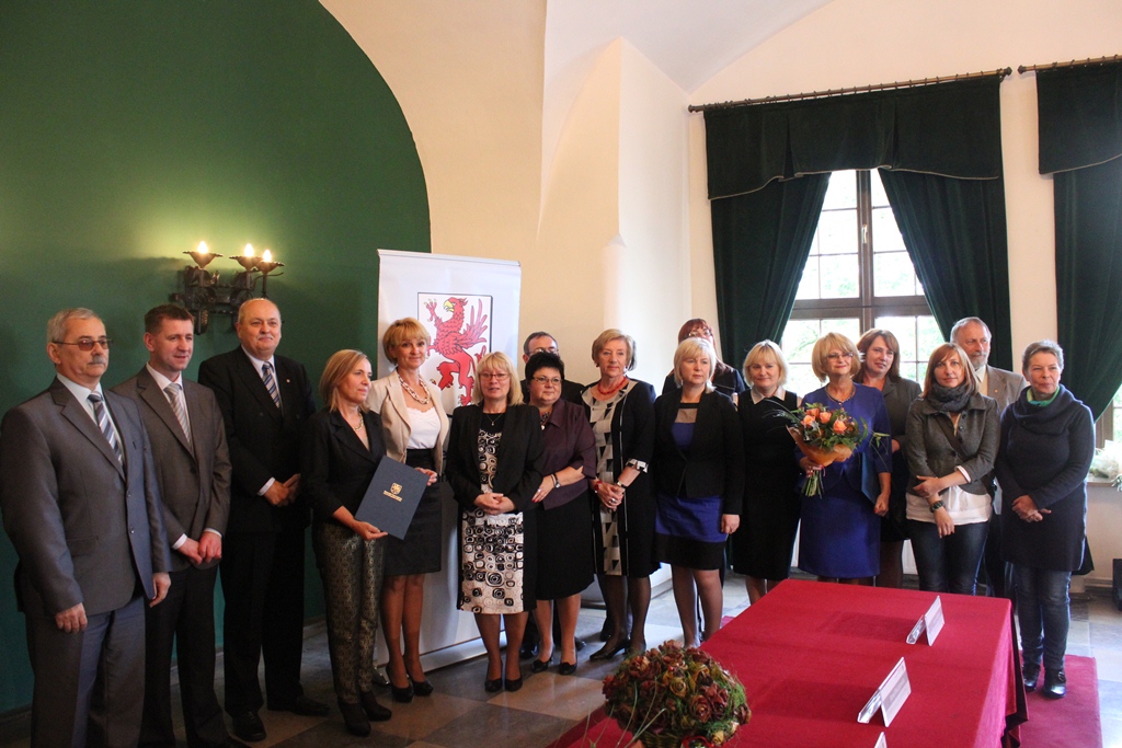 Z okazji Dnia Nauczyciela Członek Zarządu Anna Mieczkowska wręczyła finansowe nagrody marszałka, trzynastu wyróżniającym się dyrektorom i nauczycielom wojewódzkich jednostek oświatowych, prowadzonych przez Województwo Zachodniopomorskie.